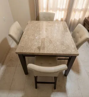 طاولة طعام رخامية فاخرة وشبه جديدة + أربع كراسي جلد.