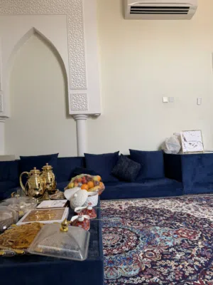 جلسة ارضية خشب اصلي. وقوي.  موقعنا مدينة الرياض جنوب الشامخة ابوظبي