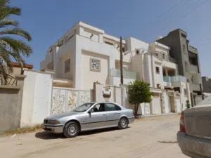 فيلا للبيع تتكون من ثلاث طوابق نظام  الحائر  بناء حديث