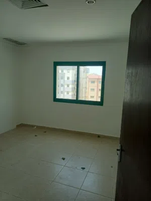 شقه بحولي غرفتين وحمامين مساحات واسعه