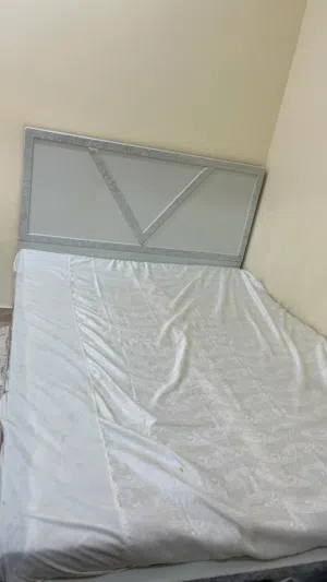 سرير مع مترس  bed with a mattress