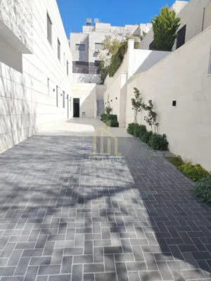 في أرقى مناطق عبدون فيلا متلاصقة مكونة من ثلاث طوابق بتشطيبات مميزه وسعر مغري/ ref 1154