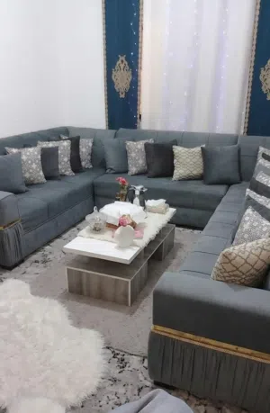 طقم كنب بحال الجديد استخدام سنه بسعر 220 دينار مع طاوله