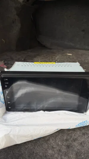شاشة سيارة للبيع حجم صغير