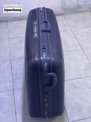 شنطة سفر ايطالي اكبر حجم بحاله ممتازه بدون اي كسر أو خبش . ثلاث اقفال اثنان جانبي و واحد علوي رقمي