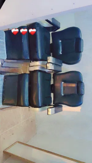 اربع كراسي حلاقه للبيع