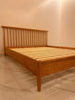 سرير جديد ( خشب طبيعي صلب ) مقاس 200x180