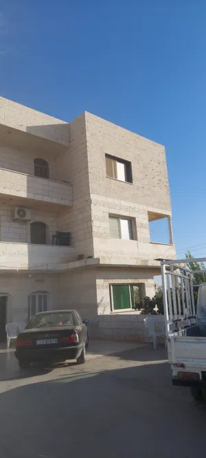 بيت 3 طوابق على دنم ومزرعه للبيع