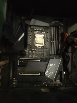 لوحة  AORUS Z490 PRO AX مع معالج i7-10700 و تخزين NVMe M.2 سعة 1TB