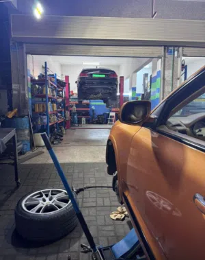 جراج ميكانيكي في معبيله صناعية 9 فتحتين مع الاغراض للبيع