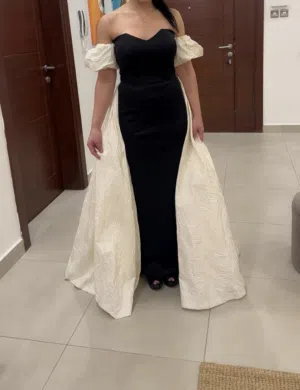 فساتين حفله مقاس S/M لبسه واحده فقط و فساتين حنه مقاس S/M اي فستان ب 10 دنانير والثوب الحنه ب 20 kd