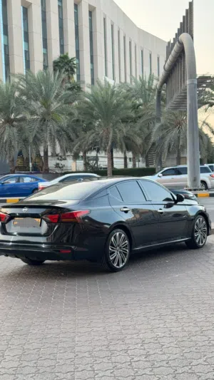 مندوب توصيل2 ريال داخل مسقط المناطق القريبة والمسافات الأبعد حسب الاتفاق