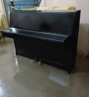لعشاق الموسيقى والفخامة.. فرصة لامتلاك بيانو Lirika القائم (Upright Piano) باللون الأسود اللامع، الذ