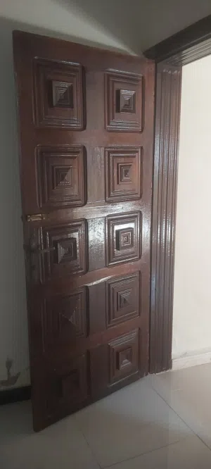 ابواب خشب احمر نظيفه جدآ
