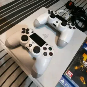 بلايستيشن 4 للبيع ابيض
