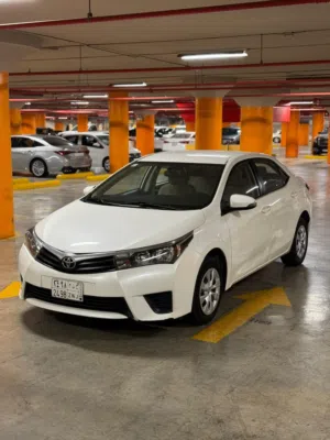 تويوتا كورولا موديل 2015 اللون ابيض قير اوتوماتيك الممشى 215 الف قيير بلد مكينه بلد شاص بلد ارباق