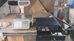 الستاندات خضار وميزان وتوابع المحل  للإستفسار