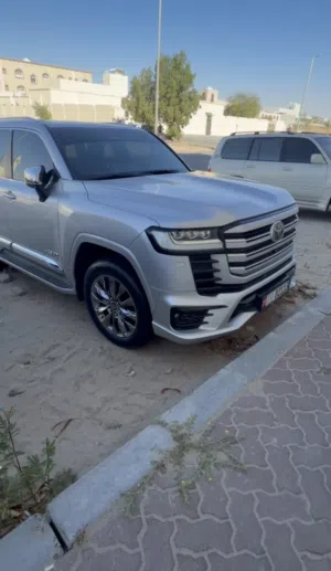 لاند كروزر 2025 vxr فل كامل  اول مالك من الوكالة  وعليها ضمان الفطيم