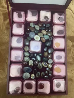 عقيق يمني احجار كريمه أشكال مختلفة ألوان جذابة وتعكس ذوق راقي وجذاب ومميز جدا وأنواع متنوعة ومميزة