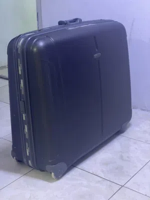 حقيبه سفر إيطالية الصنع  اكبر حجم . ماركة Amenent world فايبر بيرن اقوي انواع الفايبر حقائب 4 عجلات