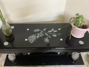 ميز تلفاز شبه جديد نظيف كلش سعره150وبيه مجال للتفاوض