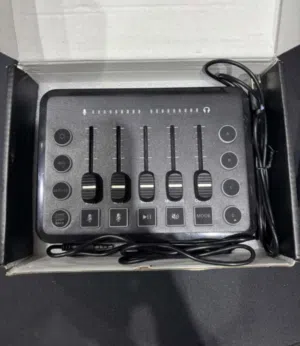 للبيع مكسر F9 شبه جديد مشتخدم شهر فقط المكسر ممتاز حق الستريمر و يتغير لونه و الصوات ااسعر 15 وقابل