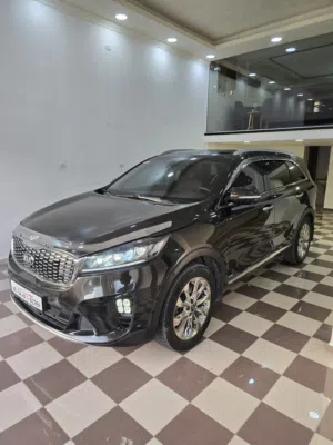 كيا-سورنتو-ترخيص-2018-فل-اضافات-دفع-رباعي-فتحة-سقف-بانوراما-فرش-عسلي