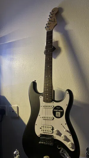 Fender squire stratocastor black and white electric guitar – جيتار كهربائي من فندر