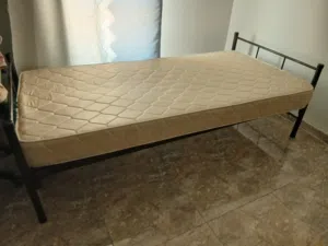 سرير حديد مع مرتبة طبية راحة شبه جديدة