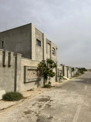 منزلين بجوار بعض علي ارض واحده