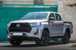 Toyota Hilux 2021 البكب بحالة ممتازة اللون : سلفر من الداخل اسود