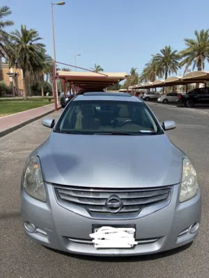 نيسان التيما 2011 موديل SL Sport كامل المواصفات بصمة وممتازة باللون الفضي