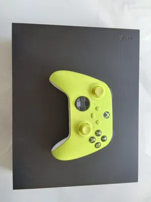 للبيع: Xbox One X مستعمل بحالة ممتازة
