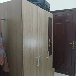 خزانة خشب 3 أبواب بحالة جيدة Wardrobe 3 doors in good condition