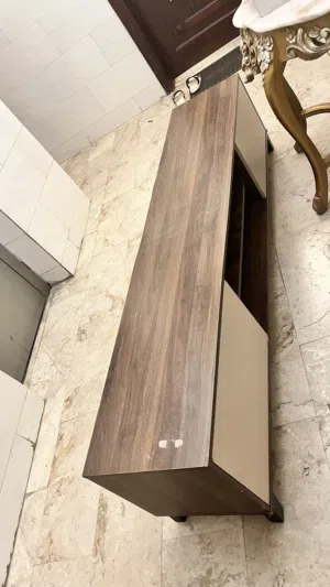 طاولة تلفزيون للبيع