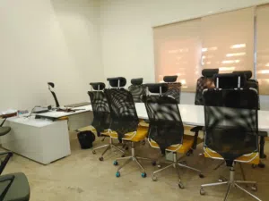 فيلا خدمية بالأثاث المكتبي ممتازة لشركة للإيجار في حي الأندلس