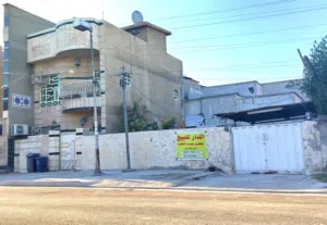 السلام عليكم دار للبيع في شارع فلسطين حي الادريسي قريب من ساحة بيروت جدااا مساحة البيت 325م واجهة 10