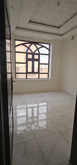 شقه سكنيه جديده لوكس 3 غرف وحمامين ومطبخ وصالة جلوس دور ثالث حي شملان شارع الثلاثين السعر 70 الف