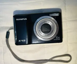 كاميرا OPLYMPUS X-43 نظيفة مع الشاحن .