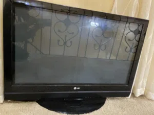 تلفاز  الجي مع القاعدة مستعمل خفيف ونضيف شغال  يشبك على بليستيشن بكل انواعها يدعم 60 هرتز والونه جيد