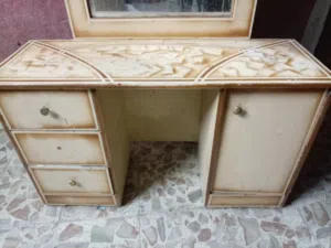 ميز مراية نضيف بي ثلاث جرارات