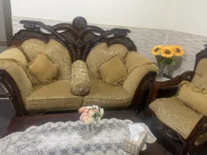 طقم كنب بحالة جيدةً للبيع