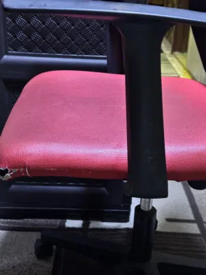 كرسي مكتب مع رف جداري بشكل كوخ للبيع بحالة جيدة