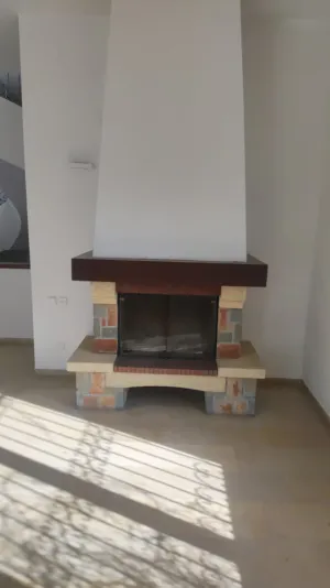 صوبة حطب كلاسيكية بواجهة زجاج