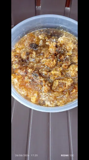 عسل بو طويق مع الشمع