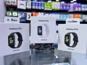 Samsung Watch FIT 3 سوار سامسونج الذكي الاصدار الثالث متوفر الان باللون الابيض و الاسود