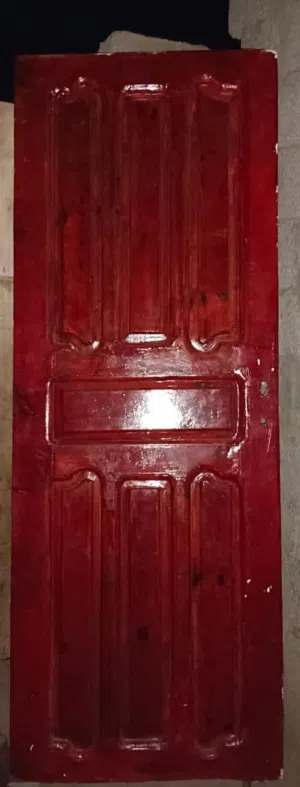 باب وماطورات وسرير نفر وكبت مطبخ ومكيف وفريزر