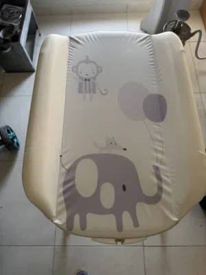ستاند بانيو مع قاعدة غيار من الجلد المبطن Bathtub with changing station