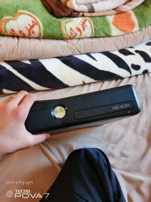 Xbox 360 مستعمله مهكره عليها gta مع يدتين وشاحنها