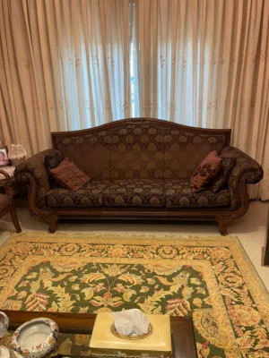 غرفة ضيوف مع طاولات للبيع